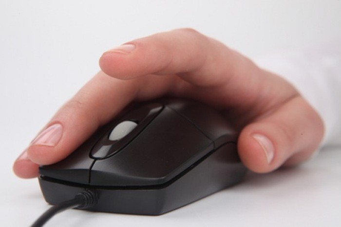 key-hand-on-mouse-clicking-work_3256354