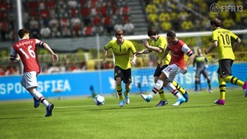 FIFA13_PC_Chamberlain_jostling_pass_WM