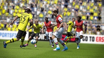 FIFA13_PS3_Hummels_pass_through_WM